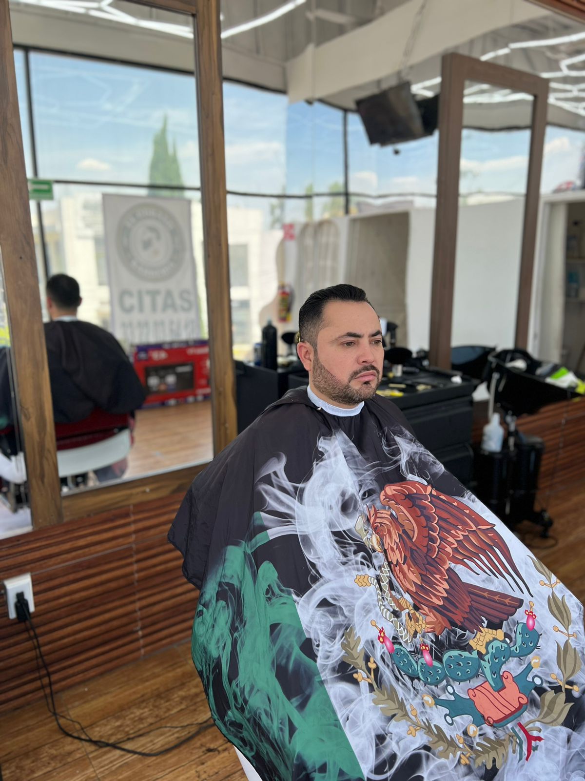 Corte pompadour estilo en Barbería El Cubano, Zapopan