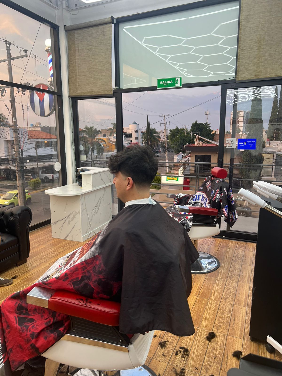 Corte fade degradado nocturno en Barbería El Cubano, Zapopan